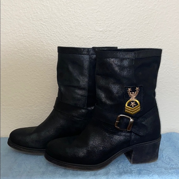 Shoes - ✨Reduced AMAZING ankle booties w/a black buckle & patch